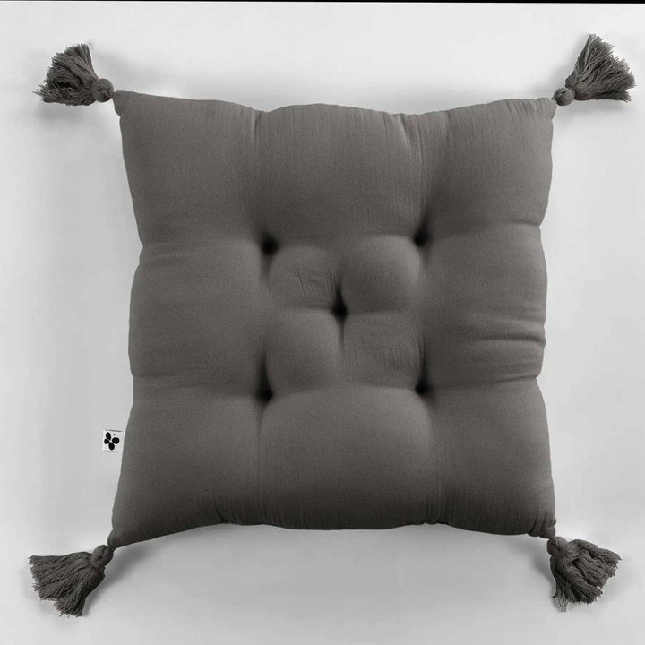 Coussin capitonné 5 points avec pompons 40 x 40 cm Gaze de coton unie GAÏA Granit by L'effet papillon