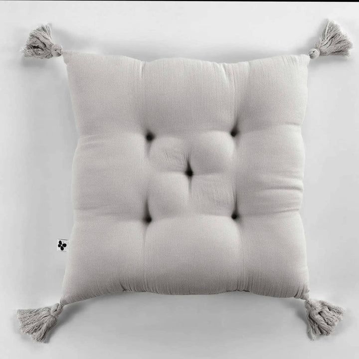 Coussin capitonné 5 points avec pompons 40 x 40 cm Gaze de coton unie GAÏA Nuage by L'effet papillon
