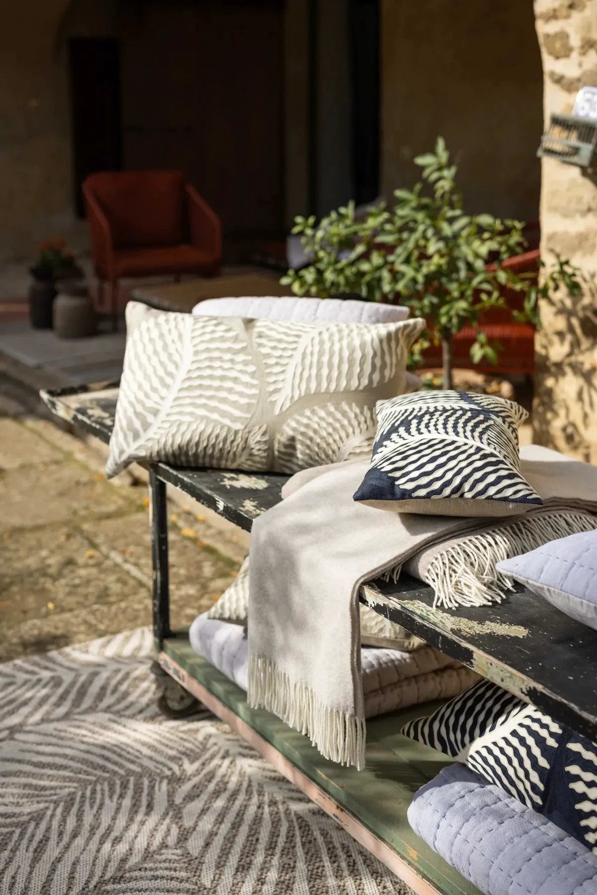 Coussin brodé Flora by Vivaraise