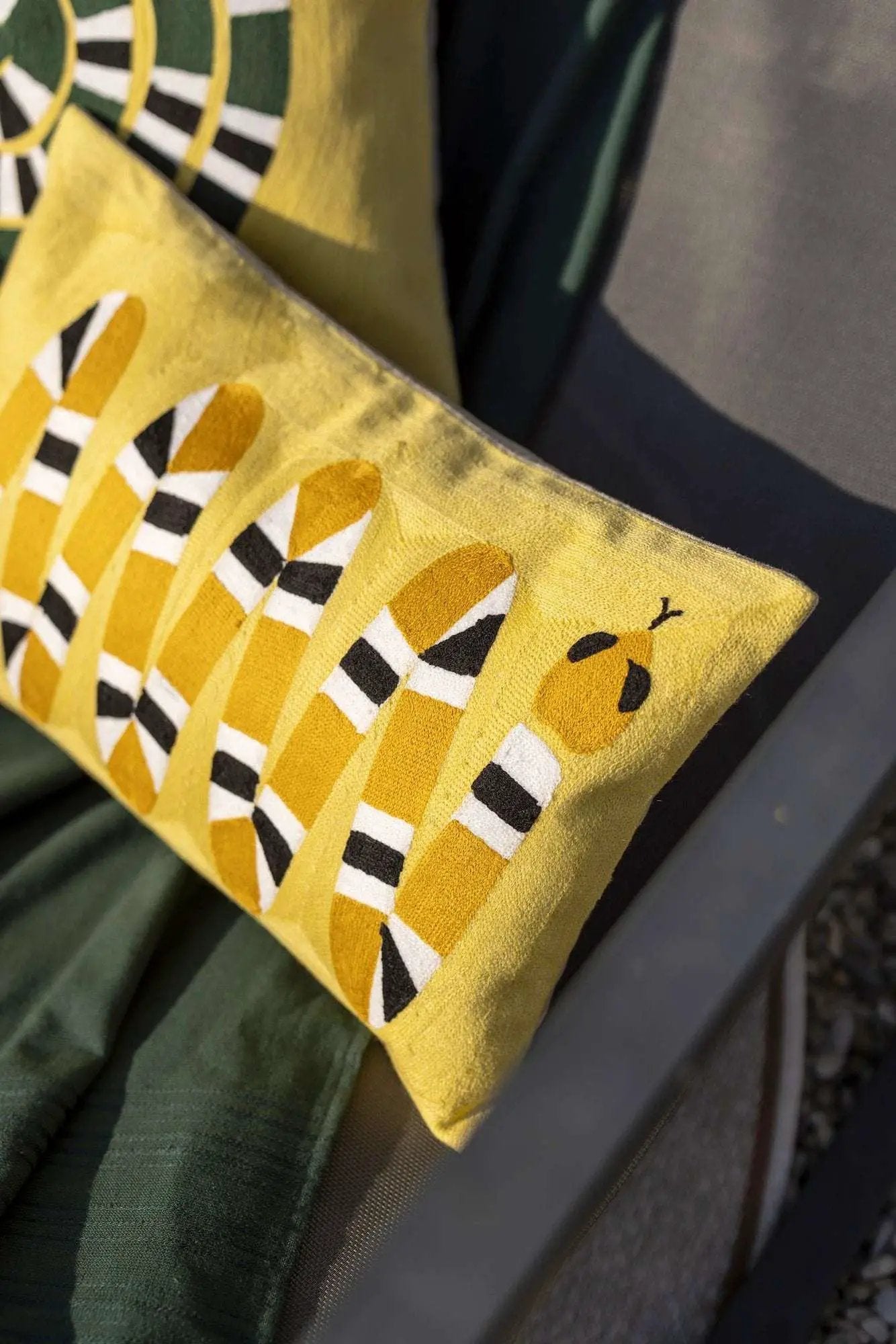 Coussin brodé Yoka Jaune by Vivaraise