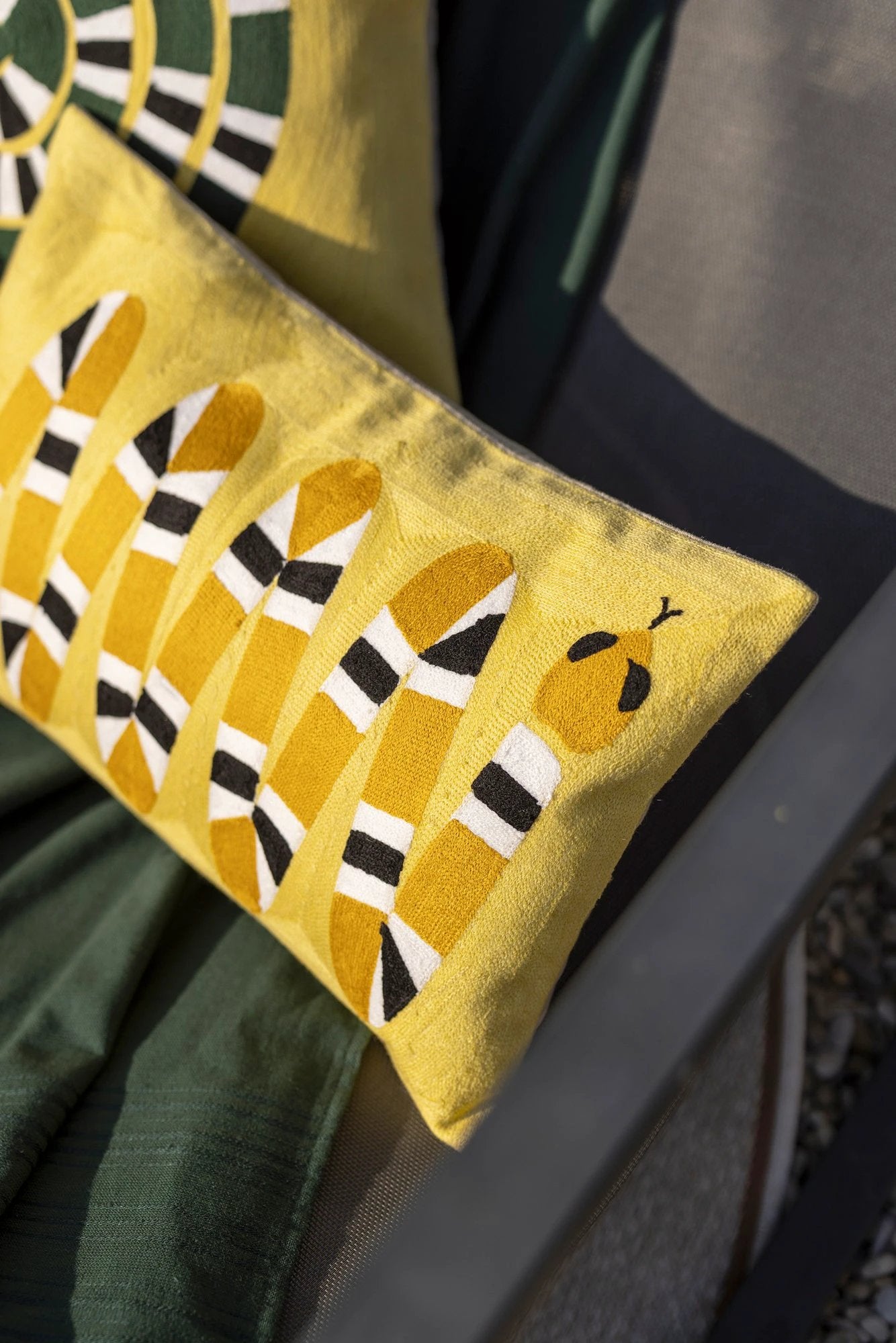 Coussin brodé Yoka by Vivaraise