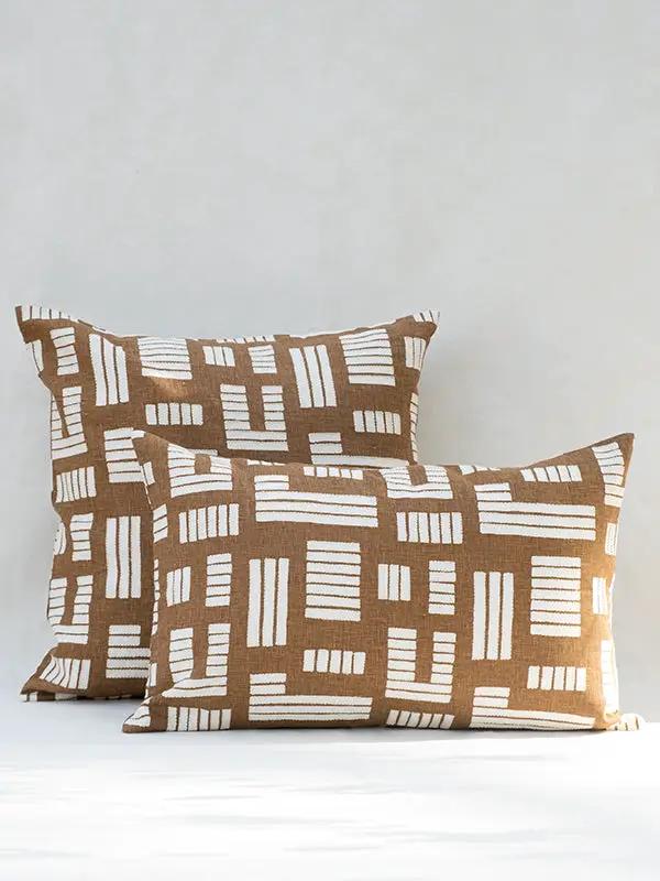 Housse de Coussin ANVAYA - Broderie sur Sérigraphie - Tabac by No-mad