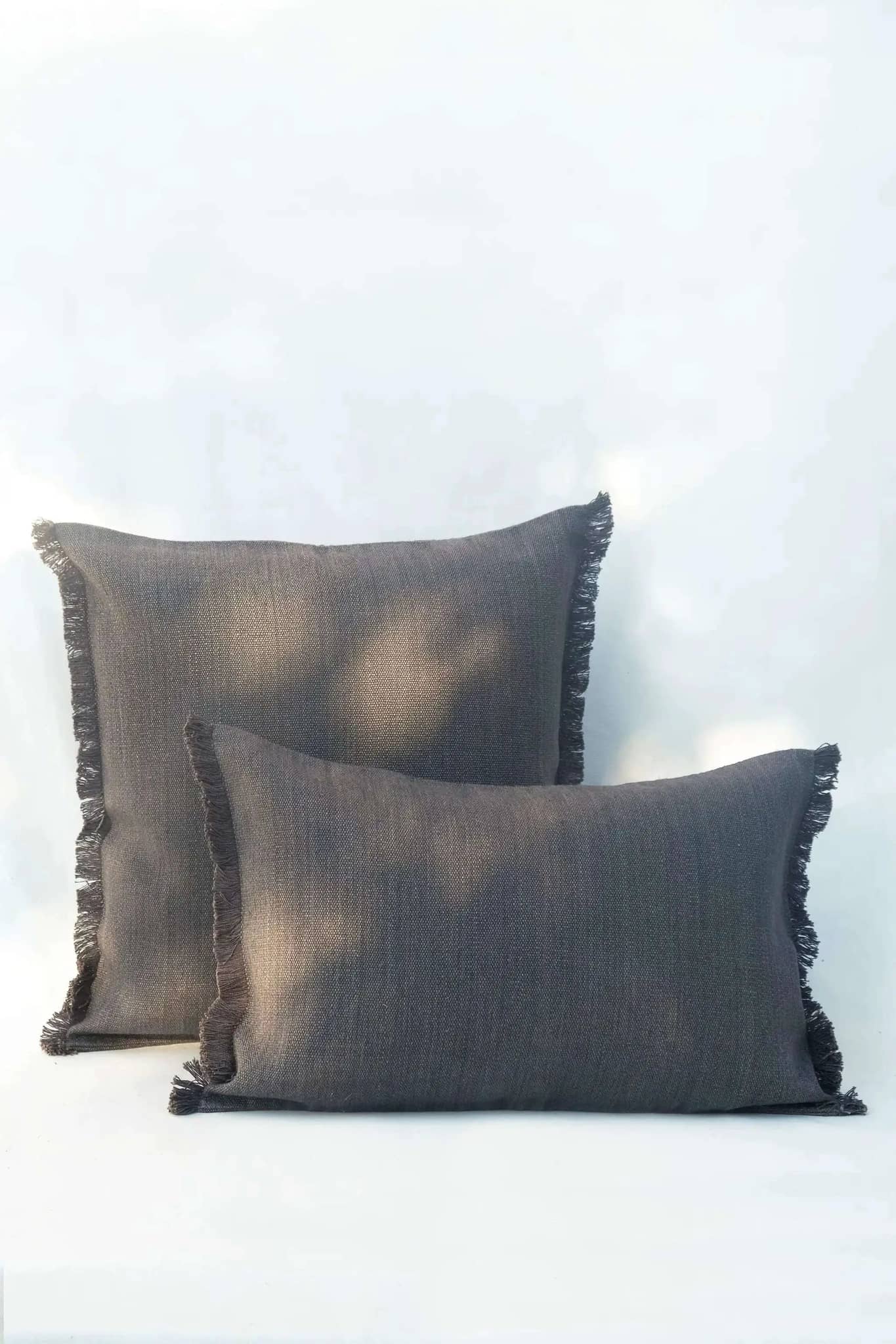 Housse de Coussin PRERIT - Bords Effilochés à la Main - Gris Acier by No-mad