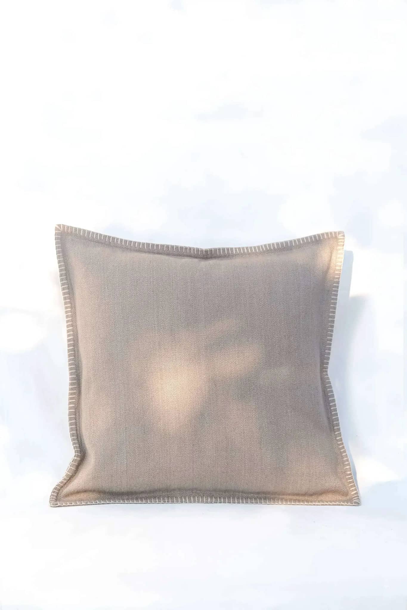 Housse de Coussin PRAKRIT - Broderie sur Coton Jute - Taupe by No-mad