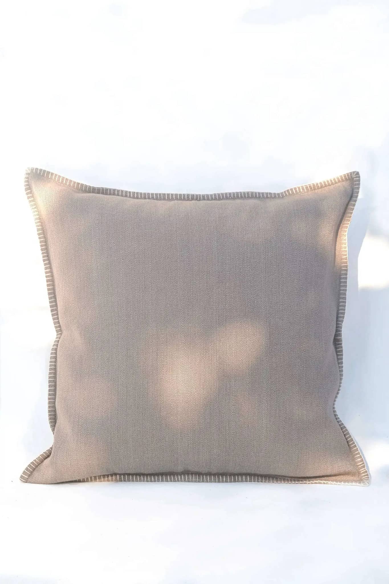 Housse de Coussin PRAKRIT - Broderie sur Coton Jute - Taupe by No-mad