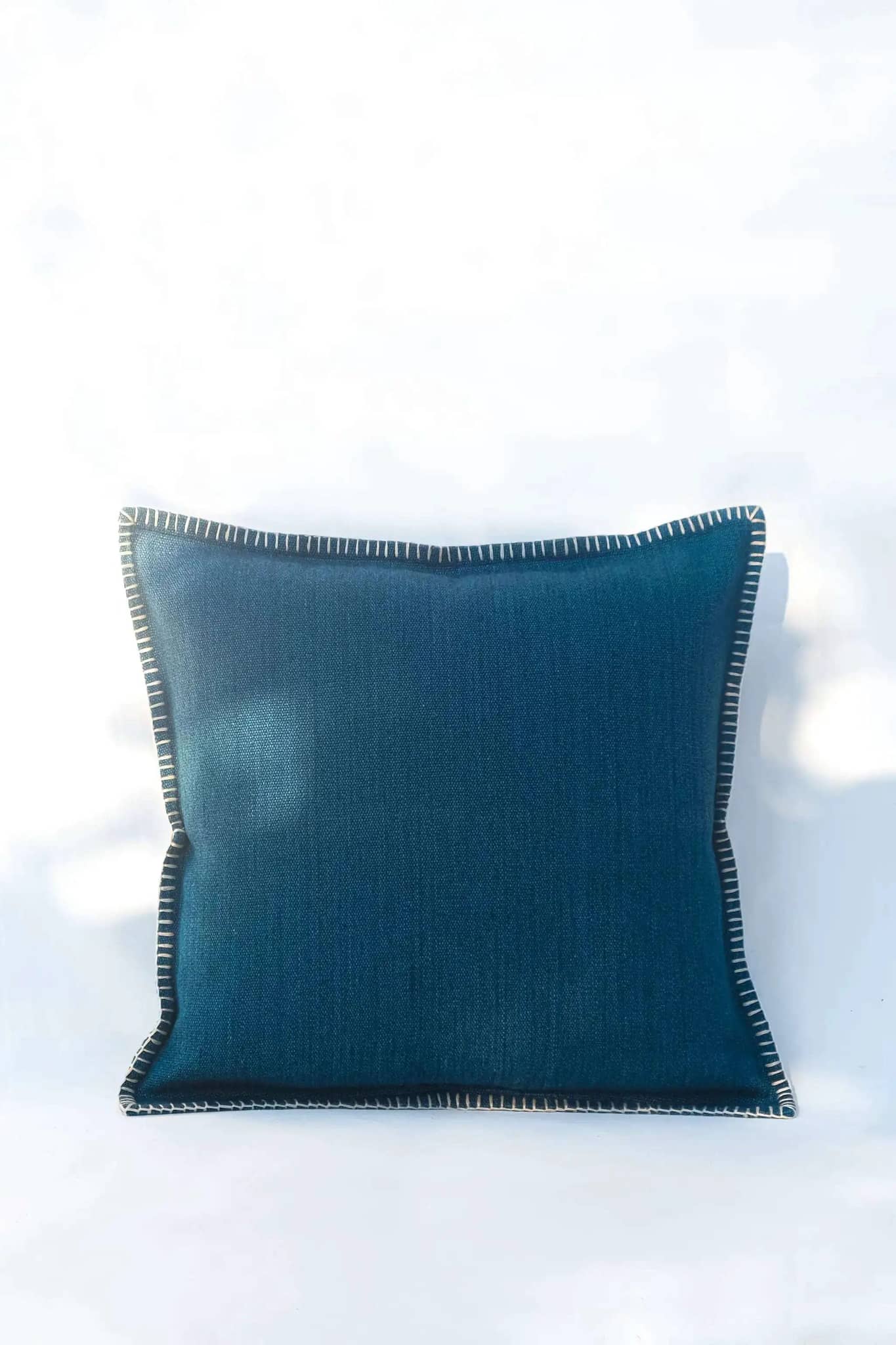 Housse de Coussin PRAKRIT - Broderie sur Coton Jute - Vert Canard by No-mad