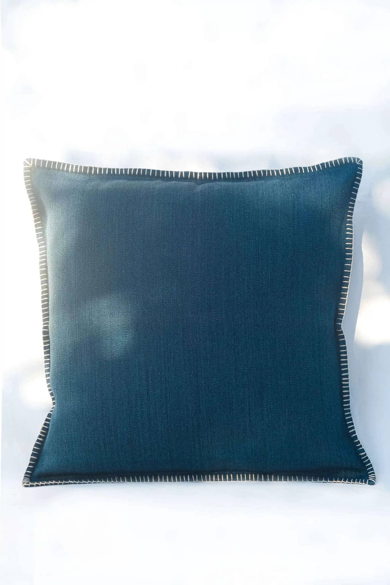 Housse de Coussin PRAKRIT - Broderie sur Coton Jute - Vert Canard by No-mad
