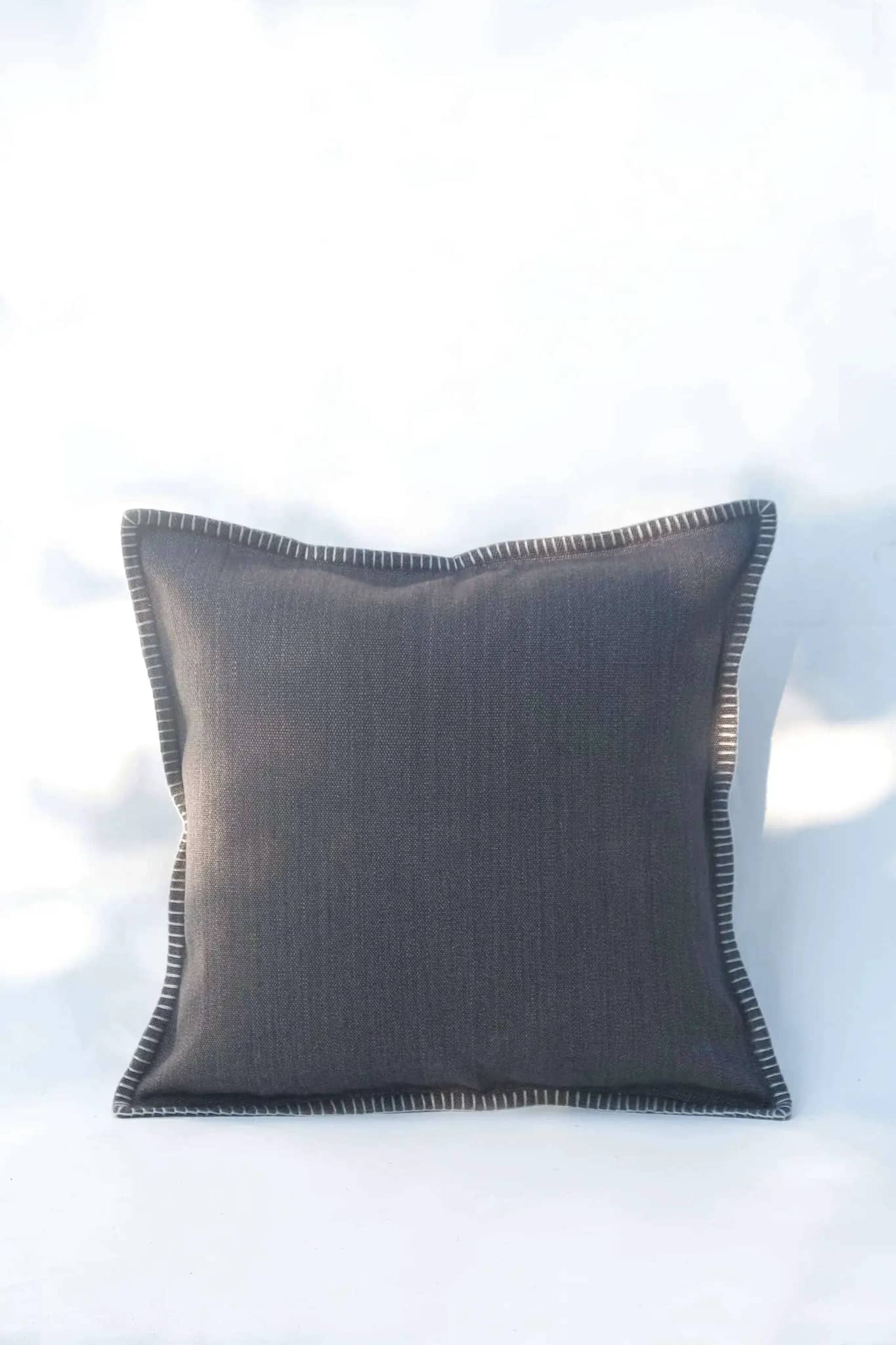 Housse de Coussin PRAKRIT - Broderie sur Coton Jute - Gris Acier by No-mad