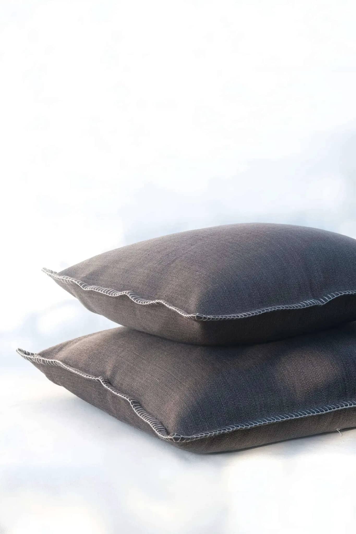 Housse de Coussin PRAKRIT - Broderie sur Coton Jute - Gris Acier by No-mad