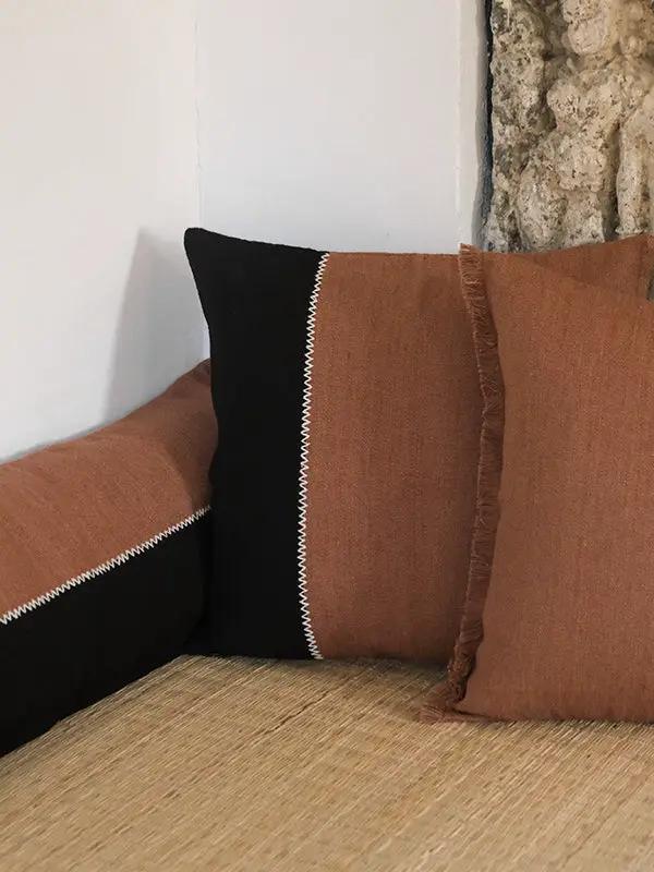 Housse de Coussin SEEVAN - Broderie sur Coton Jute - Noir/Tabac by No-mad