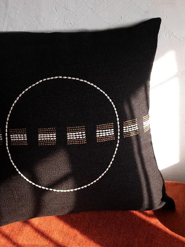 Housse de Coussin SHUNYA - Broderie sur Coton Jute - Noir by No-mad