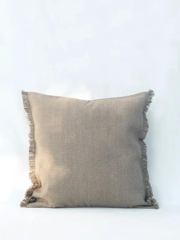 Housse de Coussin PRERIT - Bords Effilochés à la Main - Taupe by No-mad