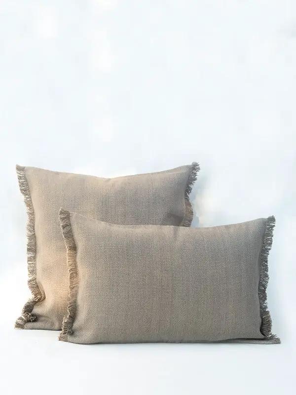 Housse de Coussin PRERIT - Bords Effilochés à la Main - Taupe by No-mad
