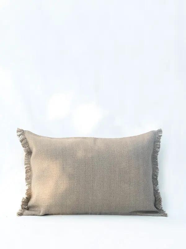 Housse de Coussin PRERIT - Bords Effilochés à la Main - Taupe by No-mad