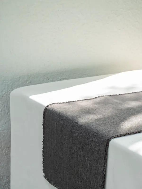 Chemins de Table PRAKRIT- Bords Effilochés à la Main - Gris Acier by No-mad