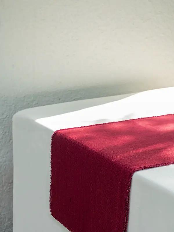 Chemins de Table PRAKRIT- Bords Effilochés à la Main -Rouge by No-mad