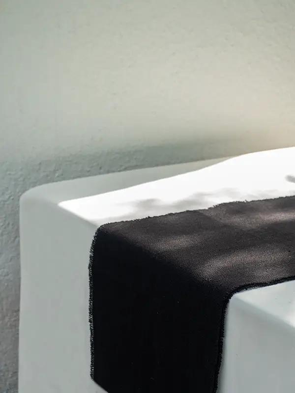 Chemins de Table PRAKRIT- Bords Effilochés à la Main - Gris Acier by No-mad