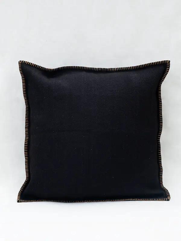 Housse de Coussin PRAKRIT - Hand Broderie sur Coton Jute - Noir by No-mad