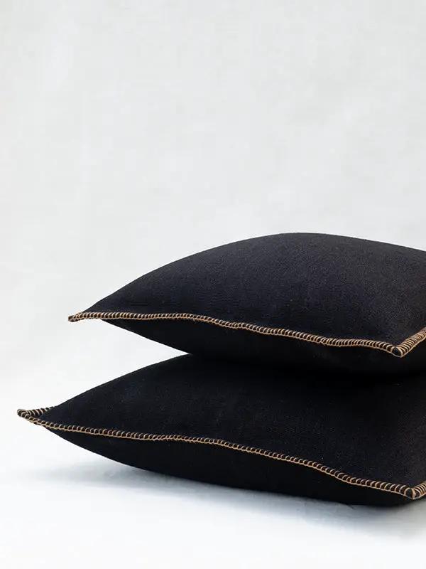 Housse de Coussin PRAKRIT - Hand Broderie sur Coton Jute - Noir by No-mad