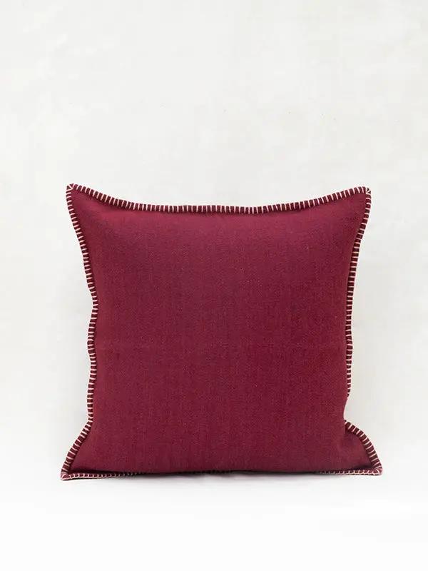 Housse de Coussin PRAKRIT - Hand Broderie sur Coton Jute - Cramoisi by No-mad
