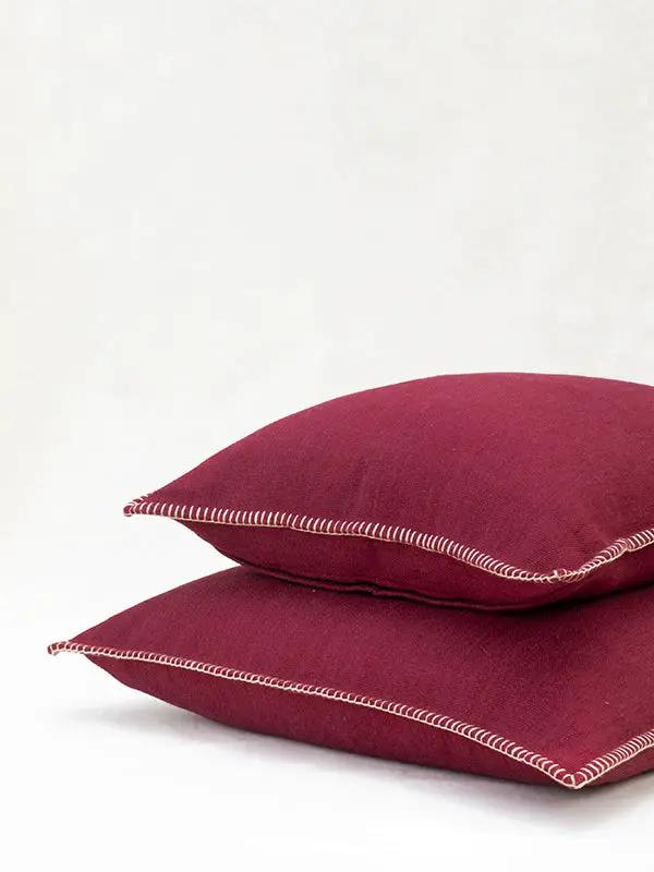 Housse de Coussin PRAKRIT - Hand Broderie sur Coton Jute - Cramoisi by No-mad