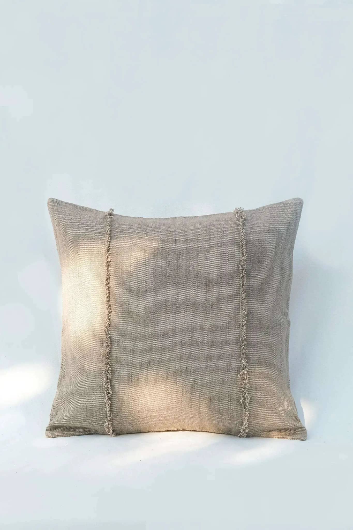Housse de Coussin PRANIT - Détails Effilochés à la Main - Taupe by No-mad