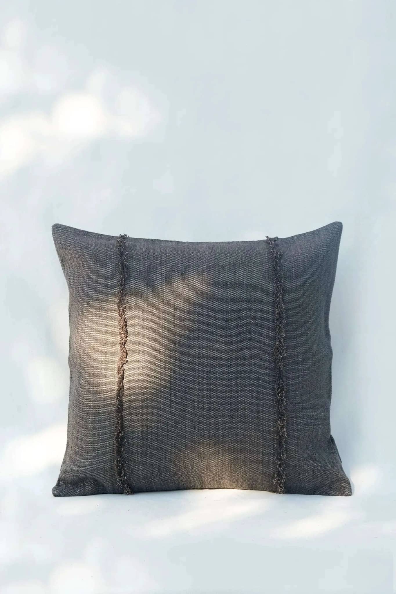 Housse de Coussin PRANIT - Détails Effilochés à la Main - Gris Acier by No-mad
