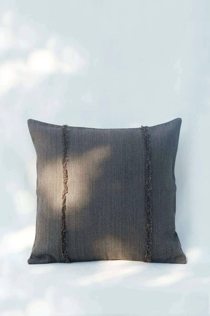 Housse de Coussin PRANIT - Détails Effilochés à la Main - Gris Acier by No-mad