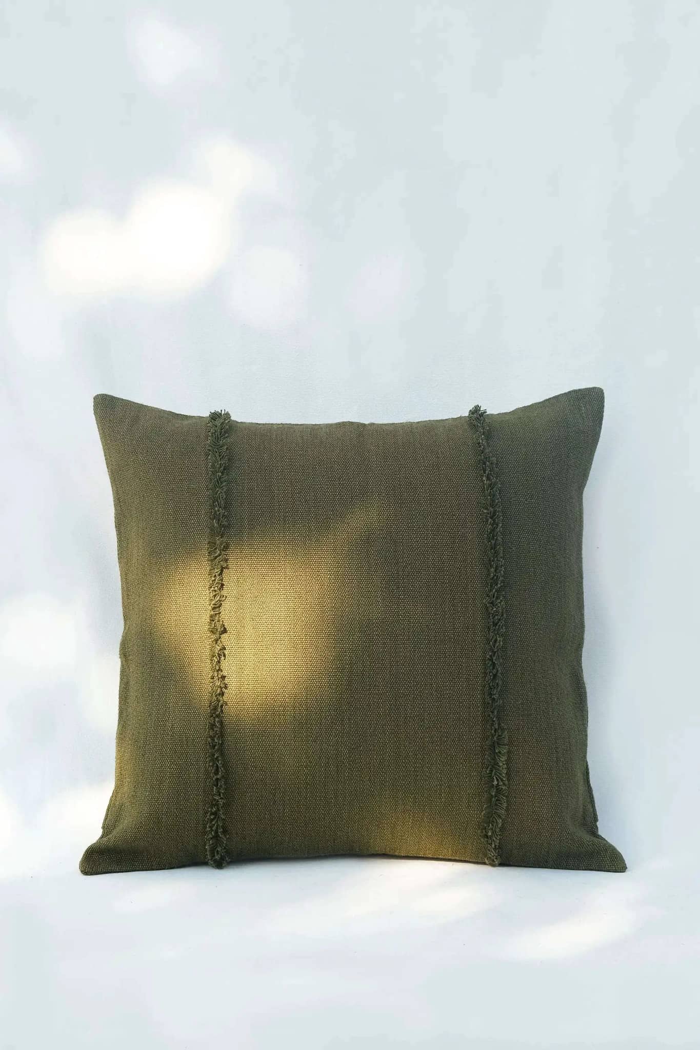 Housse de Coussin PRANIT - Détails Effilochés à la Main - Kaki by No-mad