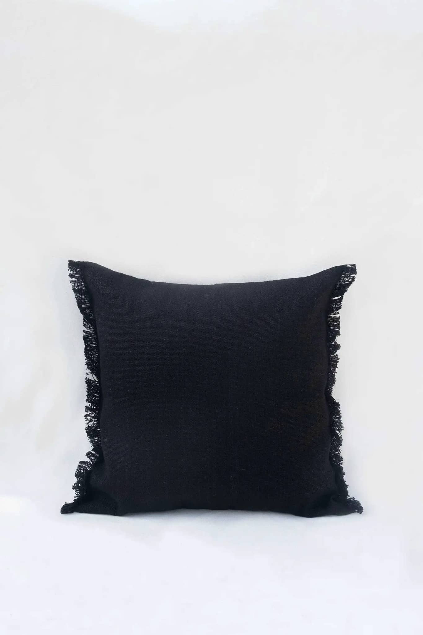 Housse de Coussin PRERIT - Bords Effilochés à la Main - Noir by No-mad