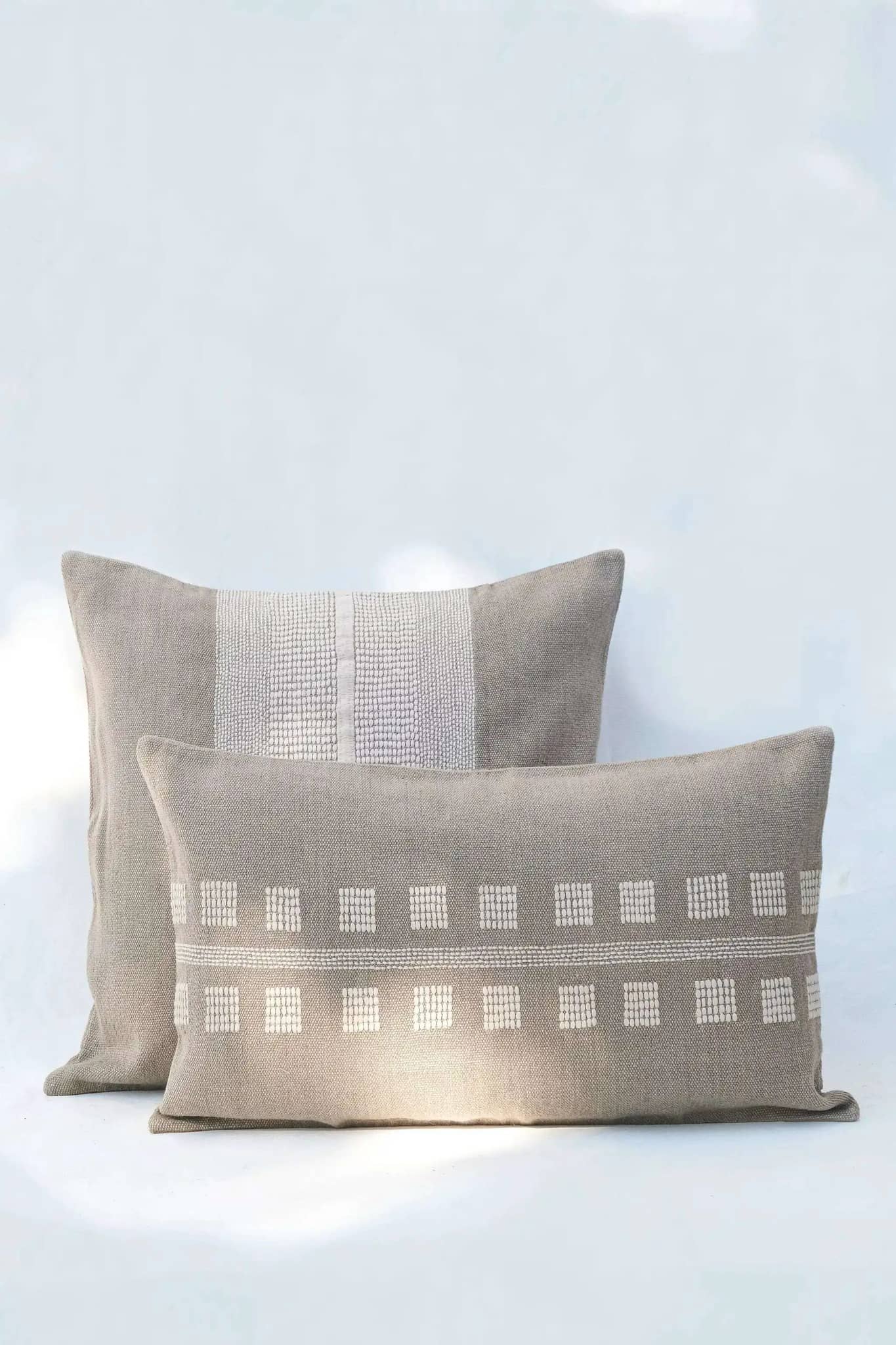 Housse de Coussin REKH - Broderie sur Coton Jute - Taupe by No-mad