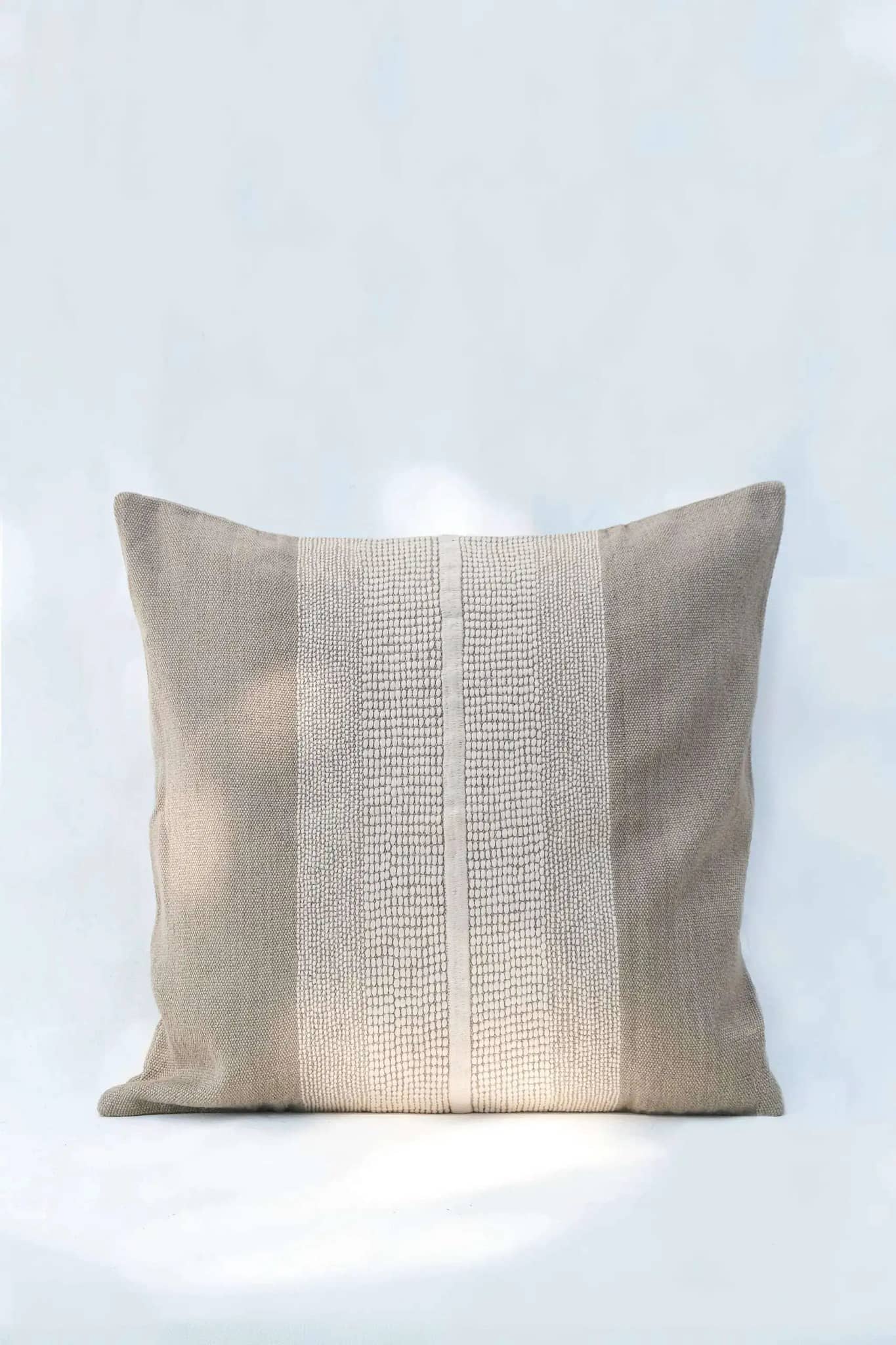 Housse de Coussin REKH - Broderie sur Coton Jute - Taupe by No-mad