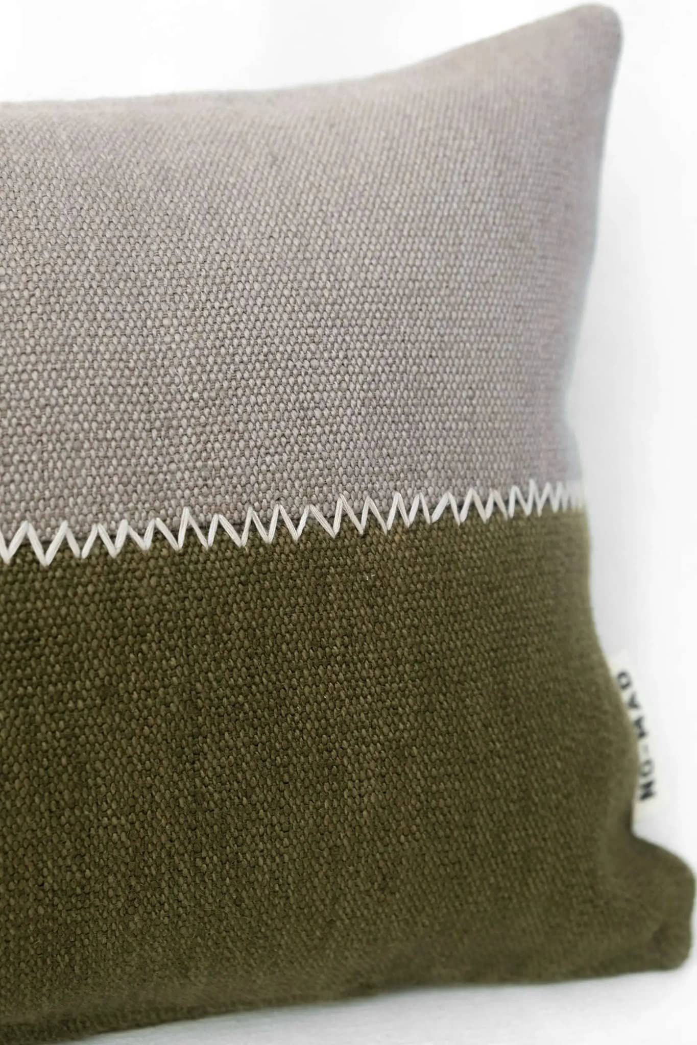 Housse de Coussin SEEVAN - Broderie sur Coton Jute - Kaki/Taupe by No-mad