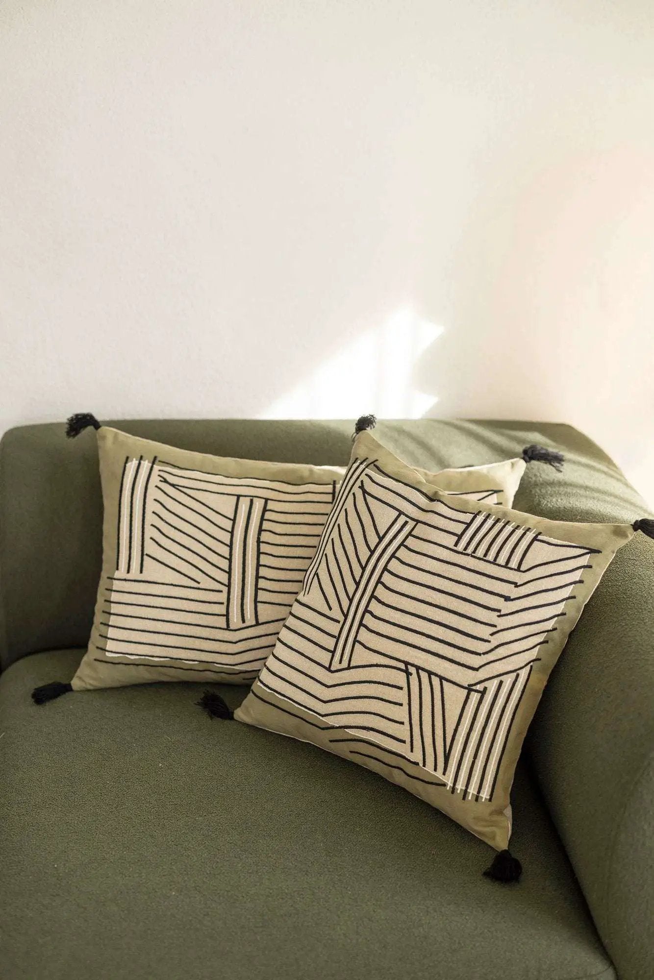 Coussin brodé Kori cèdre by Vivaraise