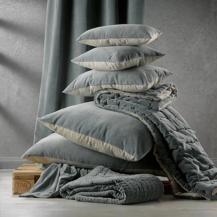 Chemin de lit gris Vivaraise avec plusieurs coussins et plaid assorti pour une décoration élégante