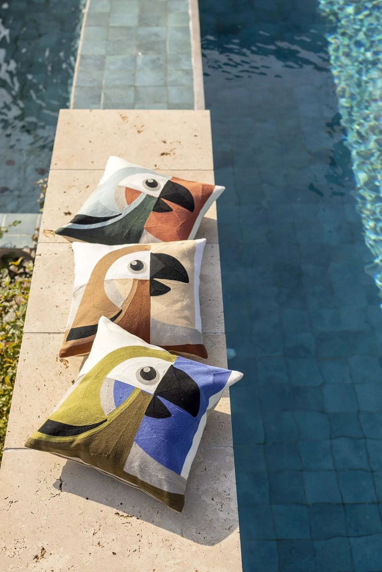 Coussin brodé Loro - Ciel by Vivaraise