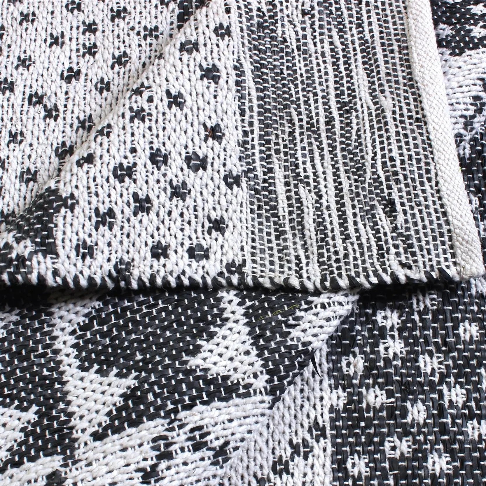 Tapis Zambezi Ivoire/charbon by The Rug Republic