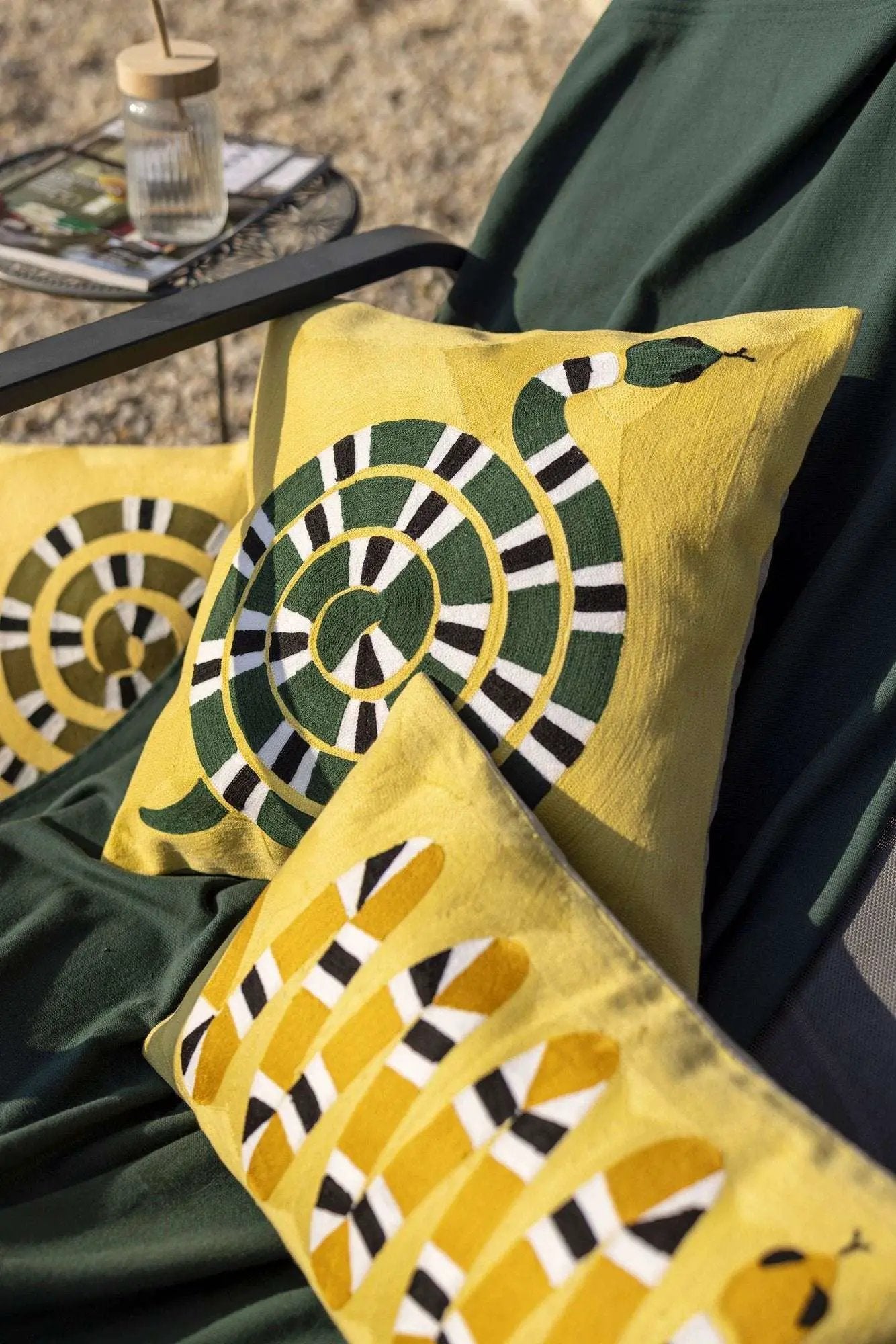 Coussin brodé Yoka Jaune by Vivaraise