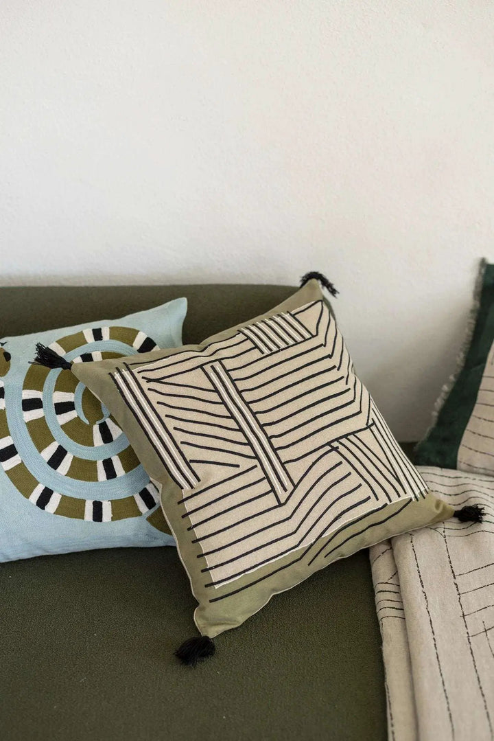Coussin brodé Kori cèdre by Vivaraise