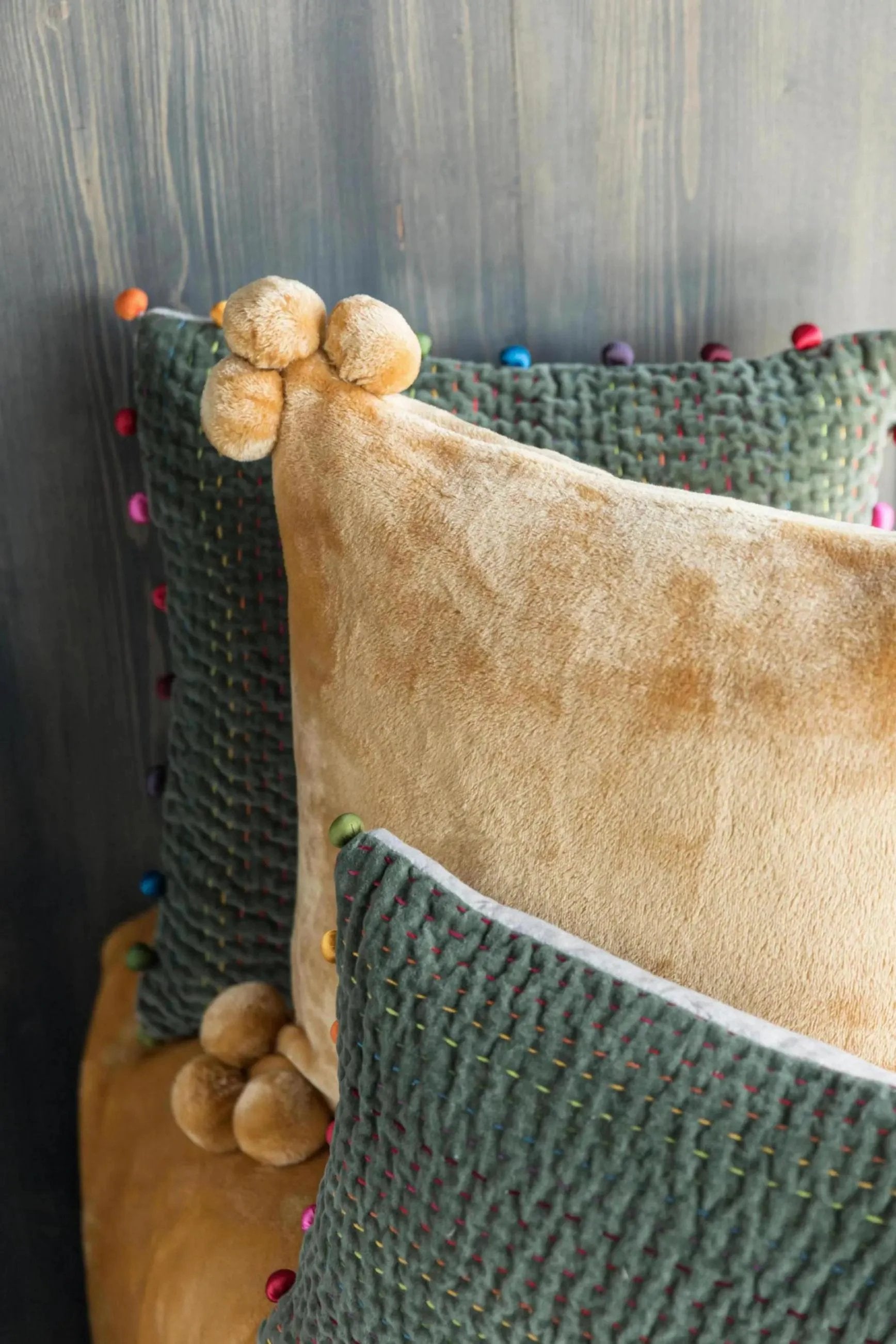 Coussin Tender pompons 45 X 45 by Vivaraise