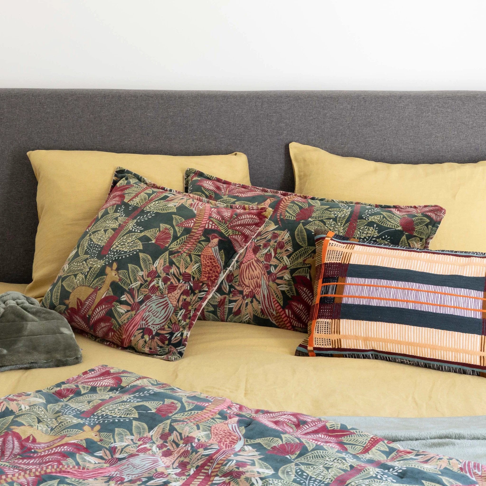Coussin brodé Kaël Multico by Vivaraise