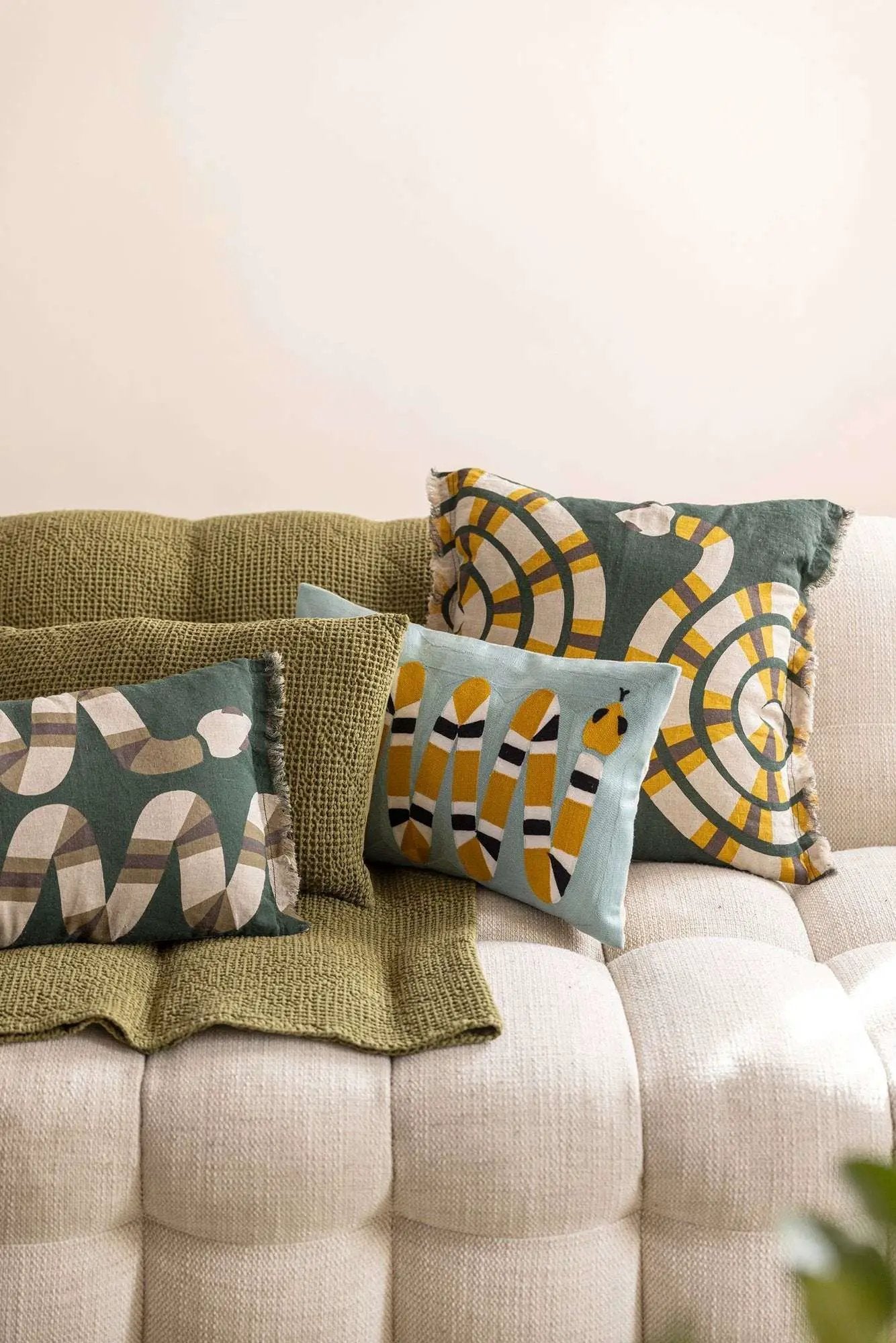 Coussin brodé Yoka Jaune by Vivaraise