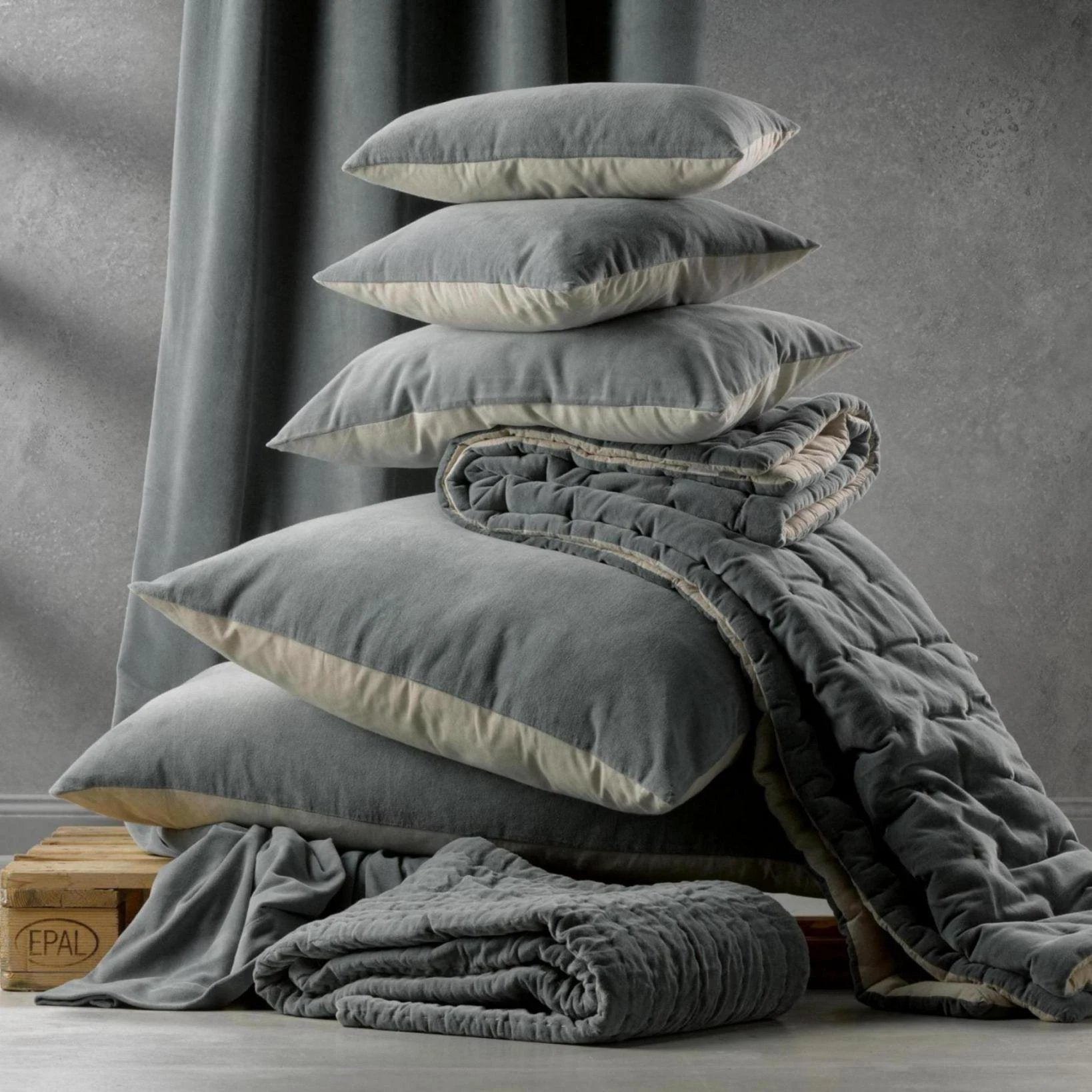 Coussin décoratif en velours gris empilé avec couverture assortie pour décoration intérieure
