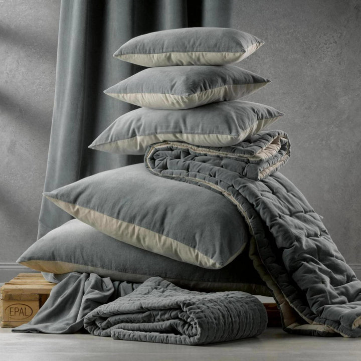 Coussin décoratif en velours gris empilé avec couverture assortie pour décoration intérieure