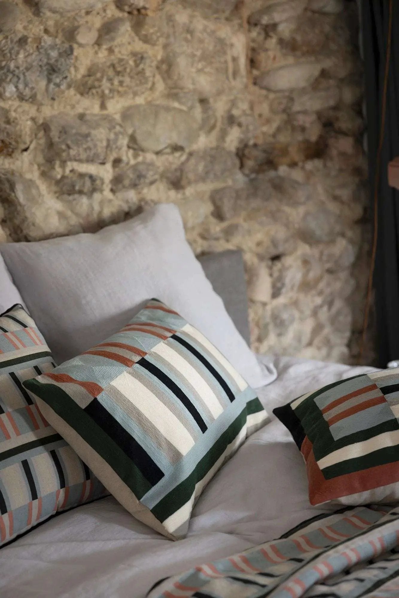Coussin brodé Jason Cèdre by Vivaraise