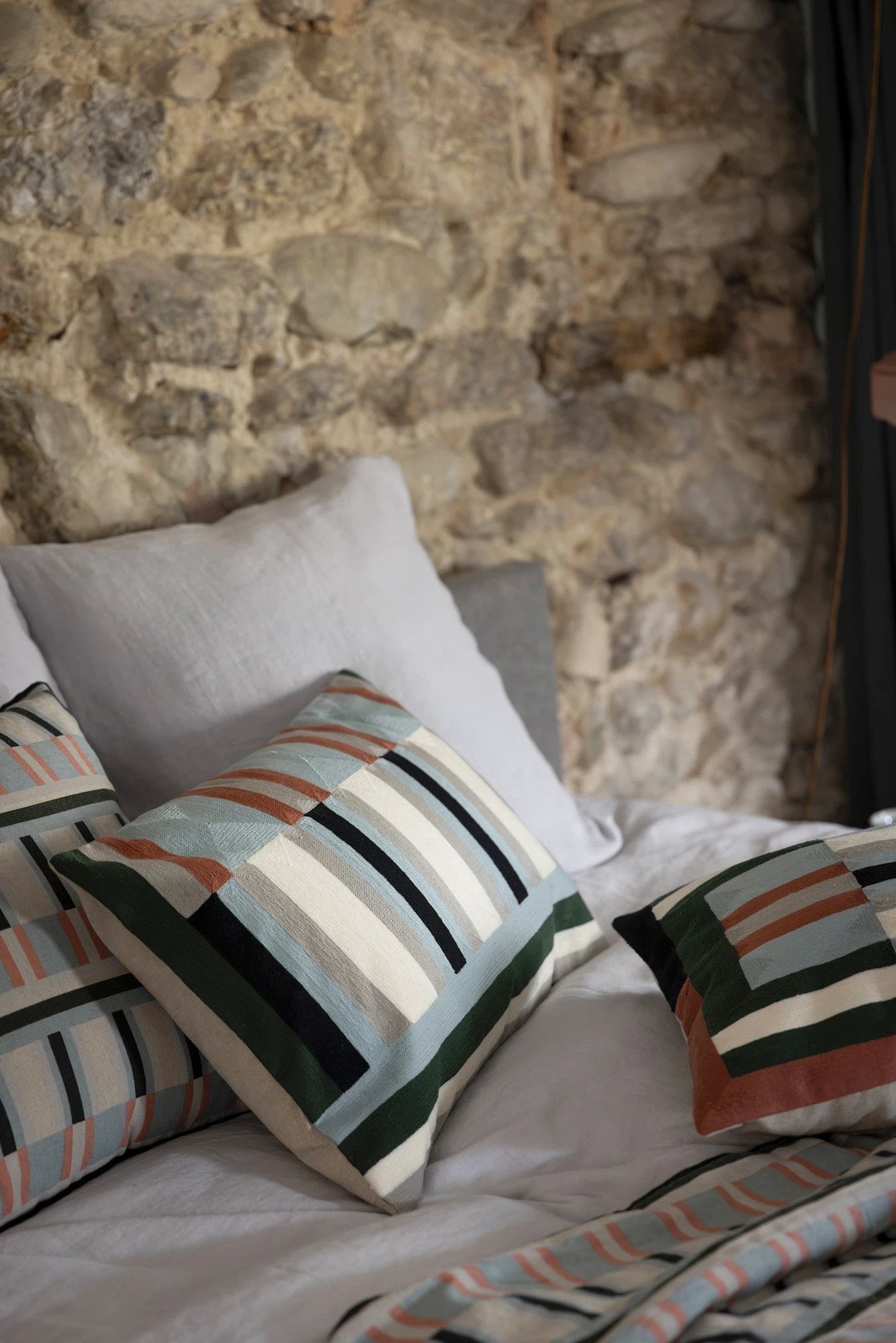 Coussin brodé Jason by Vivaraise