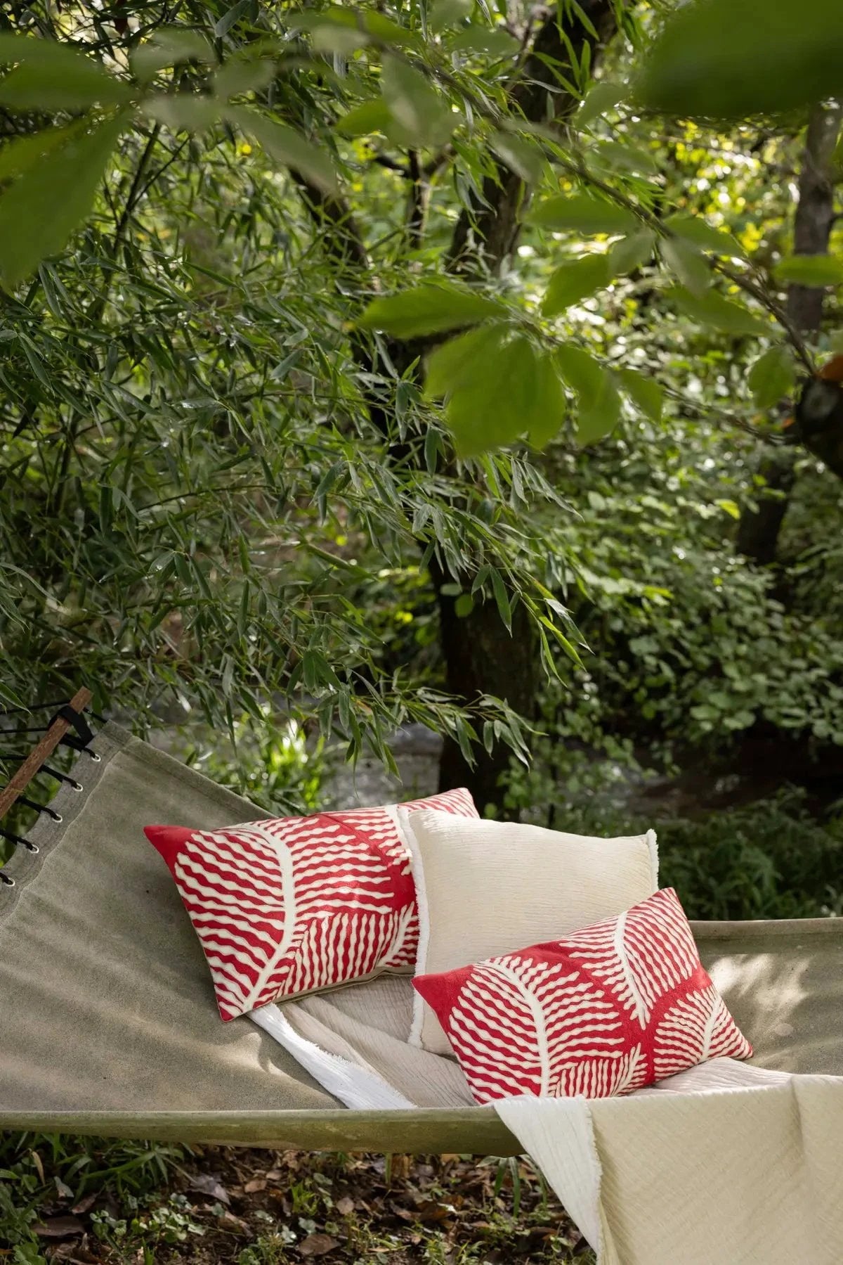 Coussin brodé Flora by Vivaraise