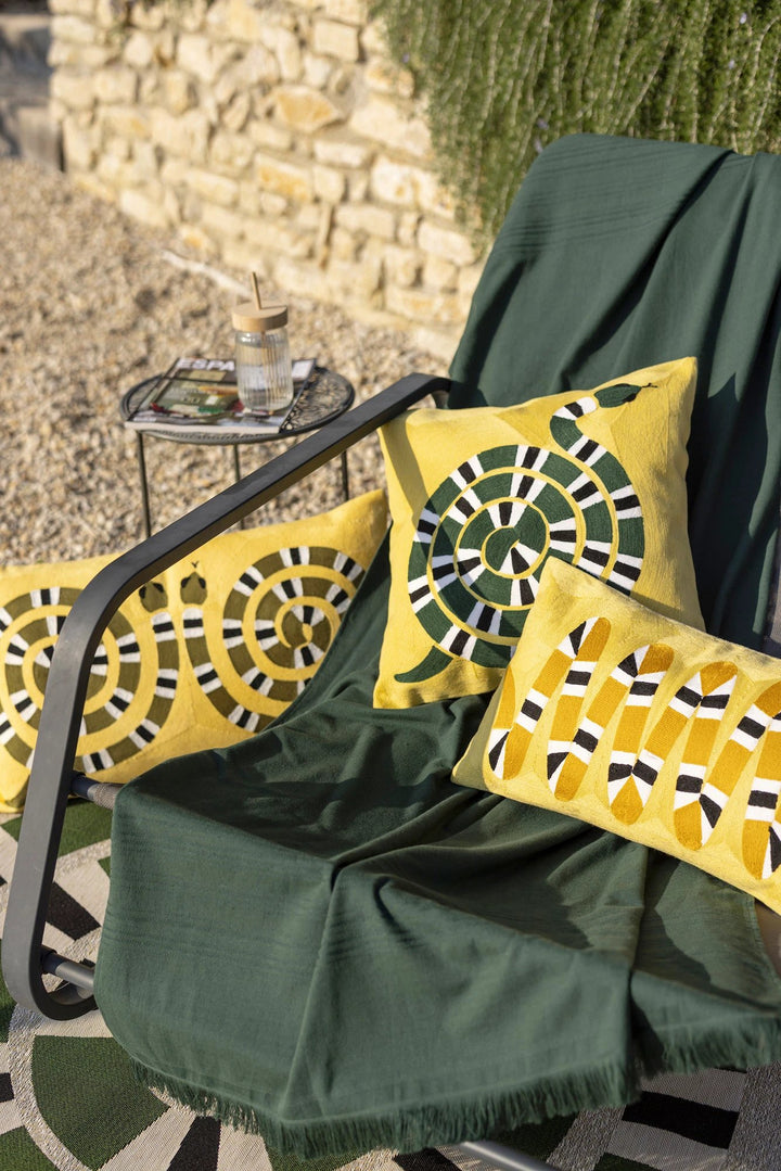 Coussin brodé Yoka by Vivaraise
