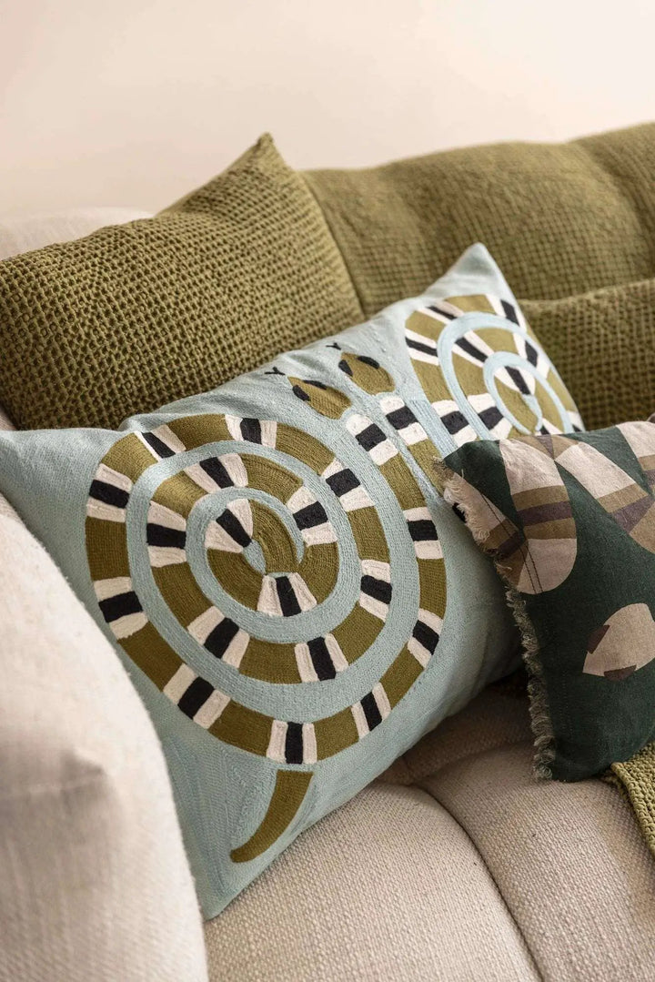Coussin brodé Yoka Jaune by Vivaraise