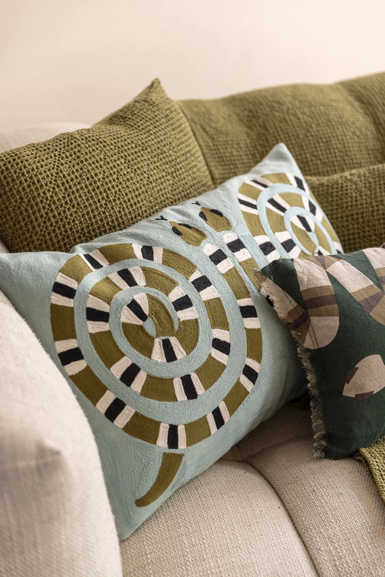 Coussin brodé Yoka by Vivaraise